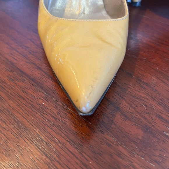 Stuart Weitzman tan patent leather heels - Picture 4 of 8